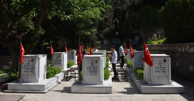 Gençlerden Şehitlere Vefa